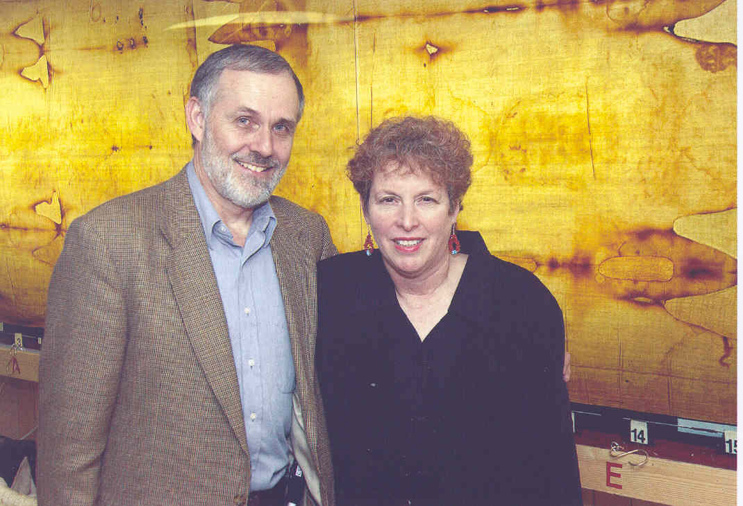 الدكتور جون جاكسون وزوجته ريبيكا أمام نسخة طبق الأصل عن كفن تورينو