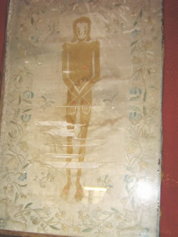 رسم على الكانڤا في قصر راي-سور-سون شبيه بما نراه على كفن المسيح.<br>