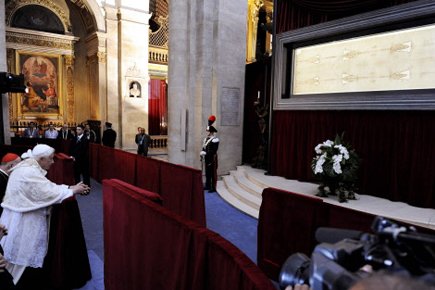 البابا بنديكتس السادس عشر يتأمّل الكفن المقدّس (© ا ف ب)