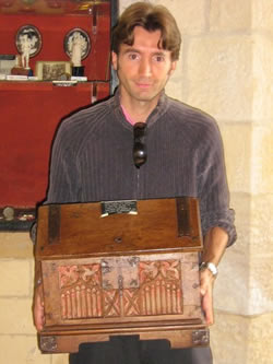 صورة 1: كاتب المقال حاملاً الصندوق الذي وُضع فيه كفن المسيح في قصر راي-سور-سون