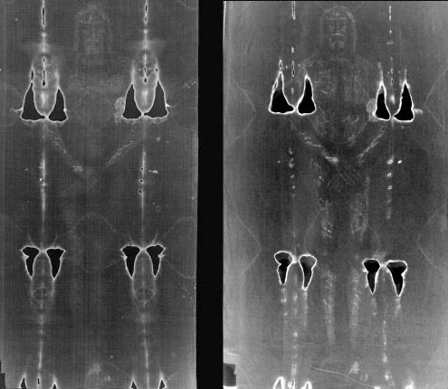 آثار الجسم من الوراء كما يبدو في كفن تورينو (إلى اليسار) وفي كفن غارلاسكيللي (إلى اليمين) بالصورة السلبيّة - نيغاتيف